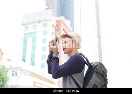 Les jeunes voyageurs asiatiques backpacker s'amusant dans la ville Banque D'Images