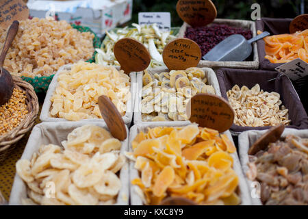 Fruits secs pour la vente dans un marché en Provence. Banque D'Images