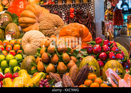 Stand de fruits et légumes, le marché de la boqueria, La Rambla, Barcelone, Catalogne, Espagne. Banque D'Images