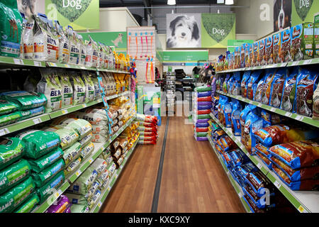 L'Angleterre, Kent, Orpington - Circa Juillet 2014 : Grande sélection de produits pour animaux à vendre dans un supermarché pour animaux de compagnie en Angleterre Banque D'Images