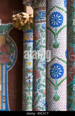 Barcelone en Catalogne, Espagne. Couverture mosaïque colonne sur balcon de palais de la musique catalane (Palau de la Musica Catalana). Banque D'Images