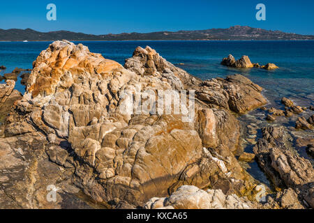 Des pierres à Spiaggia Punta della Volpe, plage de Golfo di Olbia, près de Porto Rotondo, Costa Smeralda, Mer Méditerranée, province de Sassari, Sardaigne, Italie Banque D'Images