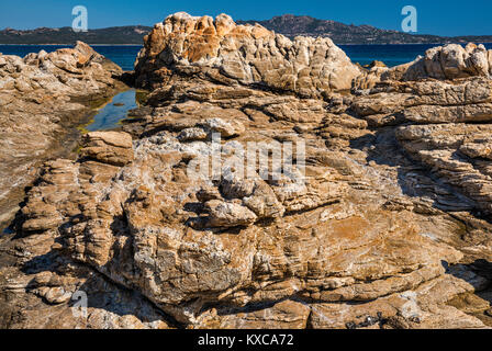 Des pierres à Spiaggia Punta della Volpe, plage de Golfo di Olbia, près de Porto Rotondo, Costa Smeralda, Mer Méditerranée, province de Sassari, Sardaigne, Italie Banque D'Images