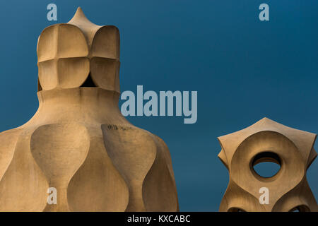 Les cheminées sur le toit de la Pedrera de Gaudí (Casa Mila), Barcelone, Catalogne, Espagne. Banque D'Images