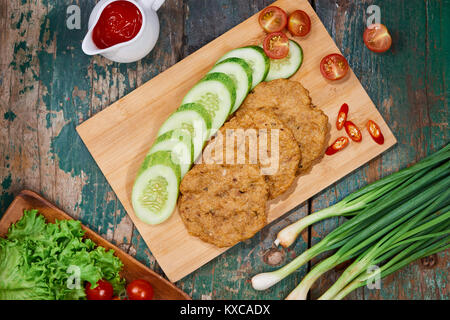 Vietnam patty poisson frit avec légumes et sauce. Banque D'Images