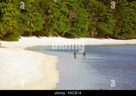 La marche sur la plage aux Seychelles Banque D'Images