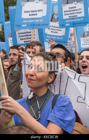 Les médecins peuvent contenir jusqu'à des pancartes de protestation contre le nouveau contrat qui permettra de réduire la charge de rémunération et d'augmenter. La plupart des plaques-étiquettes indiquent le nom d'un collègue qui ne peuvent assister parce qu'ils travaillent qui soutiennent le rallye. Banque D'Images