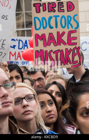 Une affiche de la médecins en protestation contre le nouveau contrat dit "fatigué" Les médecins font des erreurs. Banque D'Images