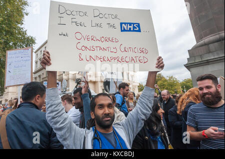 Un médecin de l'Médecins en protestation contre le nouveau contrat est titulaire d'un poster de « docteur Docteur J'ai l'impression que l'ENM... Ce contatnly surmenés, critiqué et apprécié". Banque D'Images