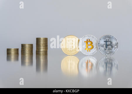 Des piles de bitcoins en or à côté de pièces de monnaie crypto. Service en ligne. Concept d'affaires Banque D'Images