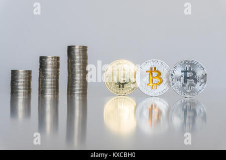 Des piles de pièces d'argent sur la table avec les Bitcoins. La CTB. Service Internet. Concept d'affaires Banque D'Images