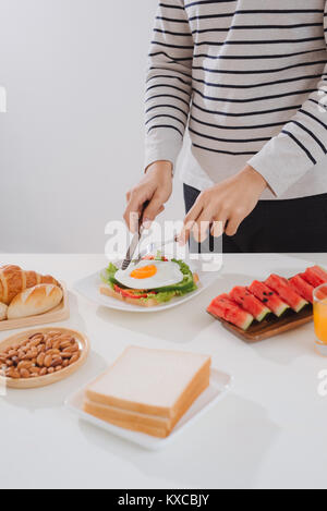 Préparer et manger le petit déjeuner à la maison le matin. Banque D'Images