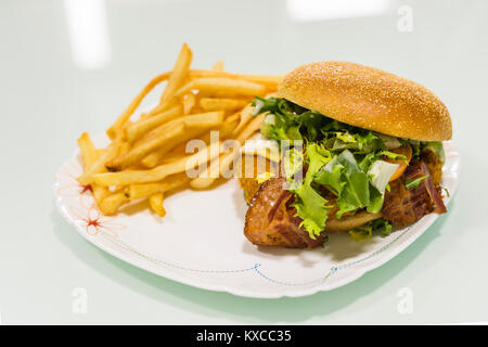 Hamburger avec des pommes de terre sur une plaque faite à la maison Banque D'Images