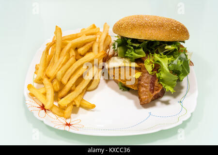 Hamburger avec des pommes de terre sur une plaque faite à la maison Banque D'Images