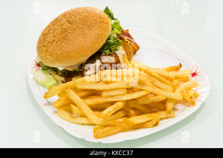 Hamburger avec des pommes de terre sur une plaque faite à la maison Banque D'Images