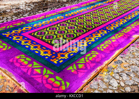 Antigua, Guatemala - Mars 24, 2016 : Sous la sciure teints procession du Jeudi saint dans la ville avec des tapis célèbre célébrations de la Semaine Sainte Banque D'Images