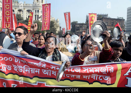 Kolkata, Inde. 09Th Jan, 2018. Les hommes et les femmes au cours de l'activiste plaques battre AICCTU rally. Activiste de toutes l'Inde Conseil central des syndicats ou d'organiser un rassemblement à AICCTU kolkata exigeant la sécurité sociale et de l'augmentation du salaire minimum. Credit : Saikat Paul/Pacific Press/Alamy Live News Banque D'Images