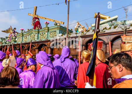 Antigua, Guatemala - Mars 24, 2016 : Les sections locales participent à la procession du Jeudi Saint en ville avec des célébrations de la Semaine Sainte Banque D'Images