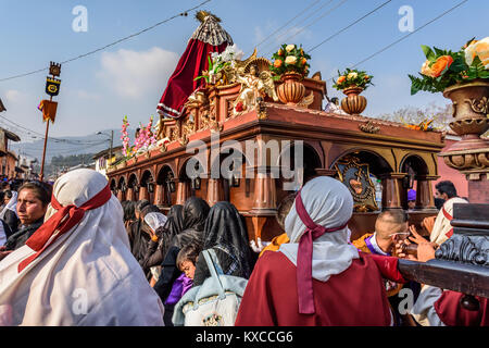 Antigua, Guatemala - Mars 24, 2016 : Les sections locales participent à la procession du Jeudi Saint en ville avec des célébrations de la Semaine Sainte Banque D'Images