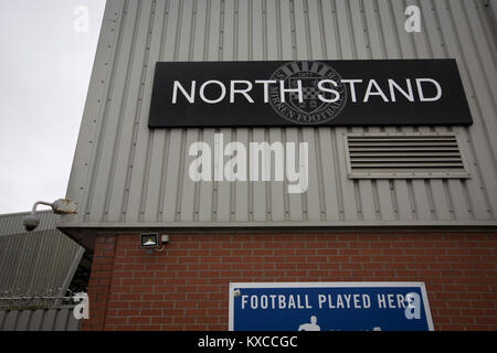 Le Nord du stade de la Paisley2021 Stadium, photographié avant côté Championnat écossais St Mirren joué les nouveaux saints champions gallois en demi-finale de la Scottish Challenge Cup pour le droit de se réunir dans la finale Dundee United. Le concours a été élargi pour la saison 2016-2017 pour inclure quatre clubs du pays de Galles et l'Irlande du Nord ainsi que le Premier ministre écossais sous-20 équipes. En dépit des à la mi-temps, St Mirren a remporté le match 4-1 vu par une foule de 2044, y compris à 75 fans. Banque D'Images