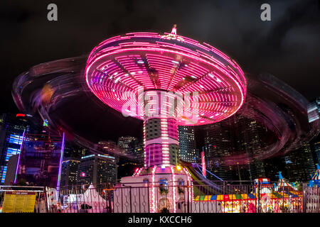 Central, Hong Kong - janvier 04, 2018 : Les gens de jouer aux jeux dans un grand carnaval dans le coeur de centre financier de l'Asie. Banque D'Images