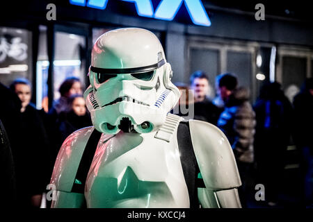 Copenhague, Danemark - 15 décembre 2017. Star Wars cosplayers line up pour la première de la Guerre des Étoiles - Le dernier film de Jedi au Cinemaxx Cinéma à Fisketorvet à Copenhague. Ici une tempête Trooper pose. Banque D'Images