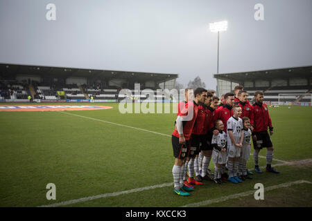 L'équipe à domicile posent pour une photographie avec les mascottes à la Paisley2021 Stade avant le championnat écossais St Mirren joué côté champions gallois les nouveaux saints dans la demi-finale de la Scottish Challenge Cup pour le droit de se réunir dans la finale Dundee United. Le concours a été élargi pour la saison 2016-2017 pour inclure quatre clubs du pays de Galles et l'Irlande du Nord ainsi que le Premier ministre écossais sous-20 équipes. En dépit des à la mi-temps, St Mirren a remporté le match 4-1 vu par une foule de 2044, y compris à 75 fans. Banque D'Images