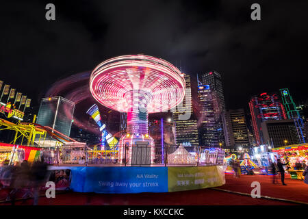 Central, Hong Kong - janvier 04, 2018 : Les gens de jouer aux jeux dans un grand carnaval dans le coeur de centre financier de l'Asie. Banque D'Images