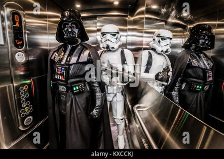 Copenhague, Danemark - 15 décembre 2017. Star Wars cosplayers line up pour la première de la Guerre des Étoiles - Le dernier film de Jedi au Cinemaxx Cinéma à Fisketorvet à Copenhague. Ici une tempête Trooper est posant avec Darth Vader. Banque D'Images