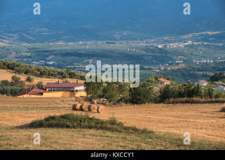 Paysage le long de la route de Pietranico à Torre de Passeri (Pescara, Abruzzes, Italie) à l'été Banque D'Images