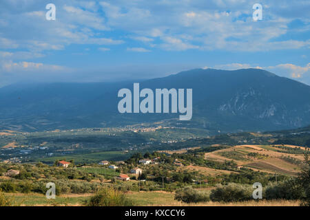 Paysage le long de la route de Pietranico à Torre de Passeri (Pescara, Abruzzes, Italie) à l'été Banque D'Images