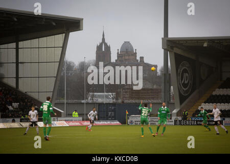 L'Église du Souvenir et Thomas Coats Coats Observatory visible au cours de la première moitié au Paisley2021 Stade comme St Mirren côté Championnat écossais (en blanc) a joué les nouveaux saints champions gallois en demi-finale de la Scottish Challenge Cup pour le droit de se réunir dans la finale Dundee United. Le concours a été élargi pour la saison 2016-2017 pour inclure quatre clubs du pays de Galles et l'Irlande du Nord ainsi que le Premier ministre écossais sous-20 équipes. En dépit des à la mi-temps, St Mirren a remporté le match 4-1 vu par une foule de 2044, y compris à 75 fans. Banque D'Images