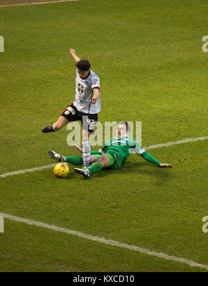 L'équipe d'accueil Kyle Magennis échappe à un défi au cours de la première moitié au Paisley2021 Stade comme St Mirren côté Championnat écossais (en blanc) a joué les nouveaux saints champions gallois en demi-finale de la Scottish Challenge Cup pour le droit de se réunir dans la finale Dundee United. Le concours a été élargi pour la saison 2016-2017 pour inclure quatre clubs du pays de Galles et l'Irlande du Nord ainsi que le Premier ministre écossais sous-20 équipes. En dépit des à la mi-temps, St Mirren a remporté le match 4-1 vu par une foule de 2044, y compris à 75 fans. Banque D'Images