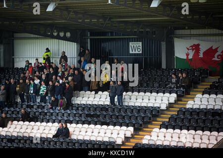 Visiter fans regardant l'action au cours de la première moitié au Paisley2021 Stade comme St Mirren côté Championnat écossais (en blanc) a joué les nouveaux saints champions gallois en demi-finale de la Scottish Challenge Cup pour le droit de se réunir dans la finale Dundee United. Le concours a été élargi pour la saison 2016-2017 pour inclure quatre clubs du pays de Galles et l'Irlande du Nord ainsi que le Premier ministre écossais sous-20 équipes. En dépit des à la mi-temps, St Mirren a remporté le match 4-1 vu par une foule de 2044, y compris à 75 fans. Banque D'Images