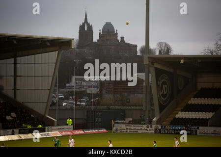 L'Église du Souvenir et Thomas Coats Coats Observatory visible au cours de la première moitié au Paisley2021 Stade comme St Mirren côté Championnat écossais (en blanc) a joué les nouveaux saints champions gallois en demi-finale de la Scottish Challenge Cup pour le droit de se réunir dans la finale Dundee United. Le concours a été élargi pour la saison 2016-2017 pour inclure quatre clubs du pays de Galles et l'Irlande du Nord ainsi que le Premier ministre écossais sous-20 équipes. En dépit des à la mi-temps, St Mirren a remporté le match 4-1 vu par une foule de 2044, y compris à 75 fans. Banque D'Images