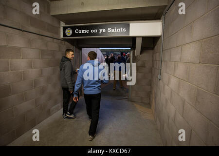 Deux fans de faire leur chemin de retour à la position à la mi-temps à la Paisley2021 Stade comme St Mirren côté Championnat écossais (en blanc) a joué les nouveaux saints champions gallois en demi-finale de la Scottish Challenge Cup pour le droit de se réunir dans la finale Dundee United. Le concours a été élargi pour la saison 2016-2017 pour inclure quatre clubs du pays de Galles et l'Irlande du Nord ainsi que le Premier ministre écossais sous-20 équipes. En dépit des à la mi-temps, St Mirren a remporté le match 4-1 vu par une foule de 2044, y compris à 75 fans. Banque D'Images