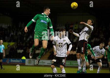 Scott Quigley (à gauche) et John Sutton défi pour une balle au cours de la deuxième moitié au Paisley2021 Stade comme St Mirren côté Championnat écossais (en blanc) a joué les nouveaux saints champions gallois en demi-finale de la Scottish Challenge Cup pour le droit de se réunir dans la finale Dundee United. Le concours a été élargi pour la saison 2016-2017 pour inclure quatre clubs du pays de Galles et l'Irlande du Nord ainsi que le Premier ministre écossais sous-20 équipes. En dépit des à la mi-temps, St Mirren a remporté le match 4-1 vu par une foule de 2044, y compris à 75 fans. Banque D'Images