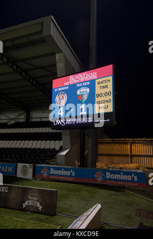 Le tableau d'affiche le score final à la Paisley2021 Stadium après le championnat écossais St Mirren joué côté champions gallois les nouveaux saints dans la demi-finale de la Scottish Challenge Cup pour le droit de se réunir dans la finale Dundee United. Le concours a été élargi pour la saison 2016-2017 pour inclure quatre clubs du pays de Galles et l'Irlande du Nord ainsi que le Premier ministre écossais sous-20 équipes. En dépit des à la mi-temps, St Mirren a remporté le match 4-1 vu par une foule de 2044, y compris à 75 fans. Banque D'Images