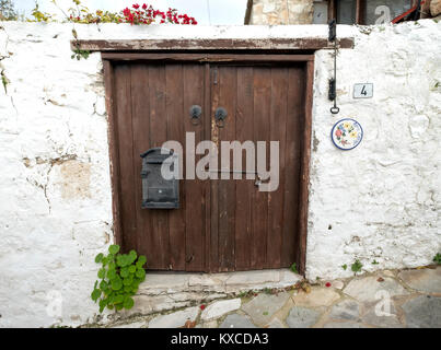 Une porte traditionnelle à avril Cottage dans le village de Tala dans la région Paphos, Chypre Banque D'Images