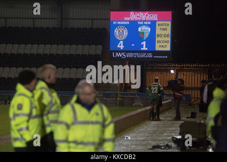 Le tableau d'affiche le score final à la Paisley2021 Stadium après le championnat écossais St Mirren joué côté champions gallois les nouveaux saints dans la demi-finale de la Scottish Challenge Cup pour le droit de se réunir dans la finale Dundee United. Le concours a été élargi pour la saison 2016-2017 pour inclure quatre clubs du pays de Galles et l'Irlande du Nord ainsi que le Premier ministre écossais sous-20 équipes. En dépit des à la mi-temps, St Mirren a remporté le match 4-1 vu par une foule de 2044, y compris à 75 fans. Banque D'Images