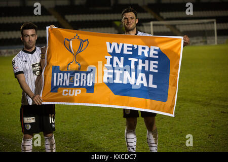 Accueil lecteurs Stephen Mallan (à gauche) et John Sutton afficher un drapeau à la Paisley2021 Stadium après le championnat écossais St Mirren joué côté champions gallois les nouveaux saints dans la demi-finale de la Scottish Challenge Cup pour le droit de se réunir dans la finale Dundee United. Le concours a été élargi pour la saison 2016-2017 pour inclure quatre clubs du pays de Galles et l'Irlande du Nord ainsi que le Premier ministre écossais sous-20 équipes. En dépit des à la mi-temps, St Mirren a remporté le match 4-1 vu par une foule de 2044, y compris à 75 fans. Banque D'Images