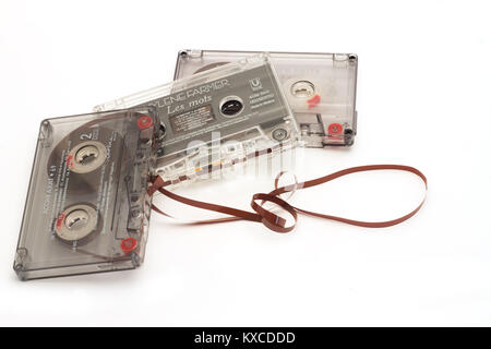 L'UKRAINE, DIKANKA - 26 NOVEMBRE 2015 : Film cassettes utilisées pour l'enregistrement et la lecture de la musique.Une cassette avec une inscription en russe et l'Ukr Banque D'Images