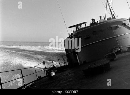 AJAXNETPHOTO. 1971. Manche. - 38 NOEUDS POUR LE HAVRE - HMS Sabre Sabre - VOYAGE À PARIS est composé de 2 TURBINES À GAZ PROTEUS POUSSER LE FTB 100 tonnes à 40 NOEUDS SUR LE TRAJET DE RETOUR À PORTSMOUTH. photo:JONATHAN EASTLAND/AJAX REF:RX7151204 26 Banque D'Images