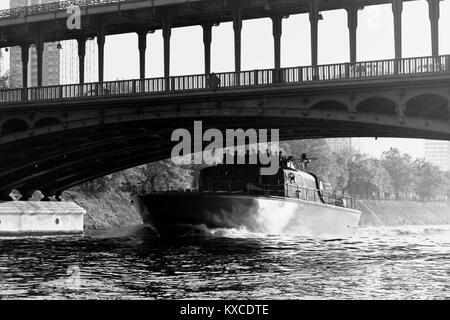 AJAXNETPHOTO. 1971. PARIS, FRANCE. - 38 NOEUDS POUR LE HAVRE - HMS SABRE VOYAGE À PARIS - SOUS LES PONTS DE PARIS ; BIR HAKHEIM NÉGOCIE SABRE nommé d'APRÈS LA BATAILLE DE GAZALA 1942 BIR HAKHEIM OU LORSQUE LES Forces Françaises Libres A TENU L'OASIS CONTRE Erwin Rommel. PHOTO;JONATHAN EASTLAND/AJAX REF:RX7151204 121 Banque D'Images