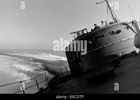 AJAXNETPHOTO. 1971. Manche. - 38 NOEUDS POUR LE HAVRE - HMS Sabre Sabre - VOYAGE À PARIS est composé de 2 TURBINES À GAZ PROTEUS POUSSER LE FTB 100 tonnes à 40 NOEUDS SUR LE TRAJET DE RETOUR À PORTSMOUTH. photo:JONATHAN EASTLAND/AJAX REF:RX7151204 142 Banque D'Images