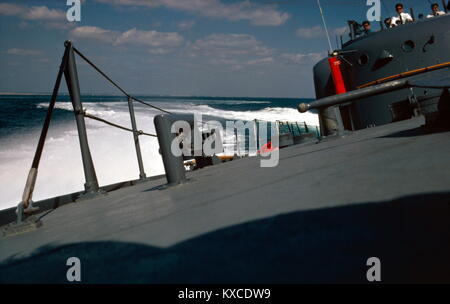 AJAXNETPHOTO. 1971. Manche. - 38 NOEUDS POUR LE HAVRE - HMS Sabre Sabre - VOYAGE À PARIS est composé de 2 TURBINES À GAZ PROTEUS POUSSER LE FTB 100 tonnes à 40 NOEUDS SUR LE TRAJET DE RETOUR À PORTSMOUTH. photo:JONATHAN EASTLAND/AJAX REF:200023 Banque D'Images