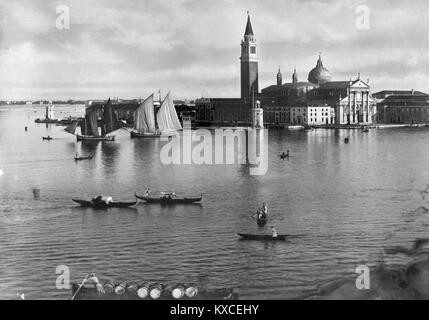 La photographie montre l’île de San Giorgio Maggiore et son église de Venise, en Italie, vues de Riva degli Schiavoni, mettant en évidence la façade d’Andrea Palladio et le campanile en face du bassin de Saint-Marc. Banque D'Images