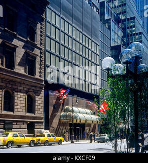 New York 1980s, The Helmsley Palace Hotel, 39 East 51st Street entrée, taxis jaunes, Manhattan, New York City, NY, NYC, ETATS-UNIS, Banque D'Images