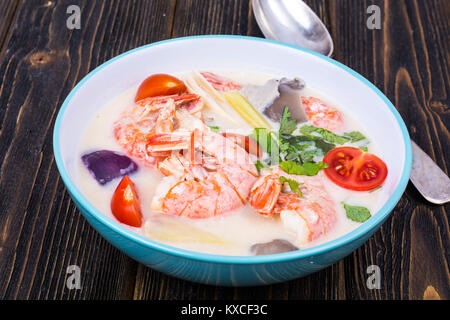 Délicieux chaud soupe Tom Yam Thai au lait de coco et les crevettes Banque D'Images