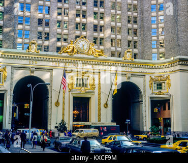 New York 1980s, le bâtiment Helmsley, 230 Park Avenue, circulation automobile, Manhattan, New York City, NY, NYC, Etats-Unis, Banque D'Images